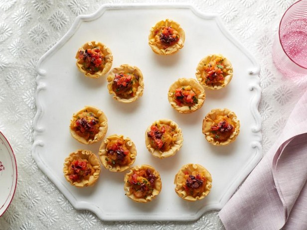Фото Веганские тарталетки с картошкой, сладкими перцами и оливками