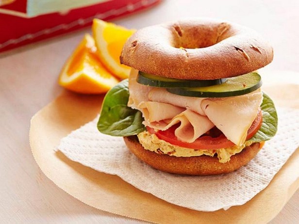 Фото Сэндвич со сливочным хумусом и копчёной индейкой