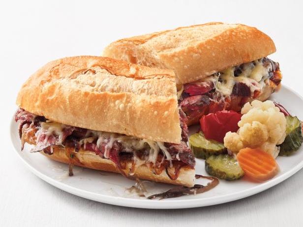 Фото Сэндвичи со стейком и карамелизированым луком