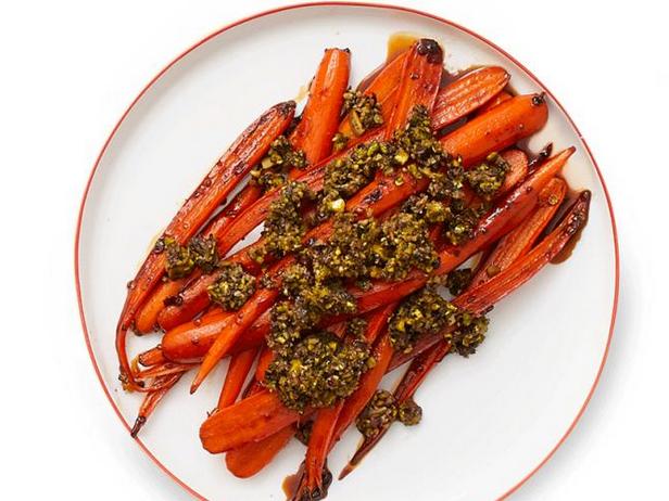 Фото Печёная морковь с релишем из фисташек