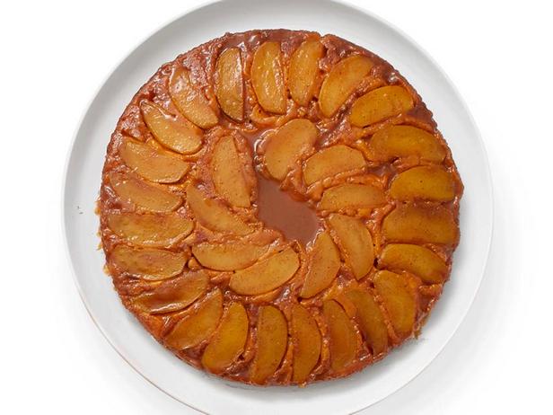 Фото Насыпной пирог-перевёртыш с яблоками в карамели