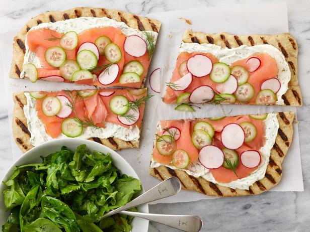 Фото Пицца с копчёным лососем и салатной зеленью на гриле за 20 минут