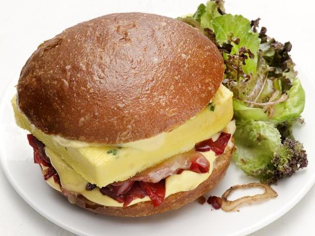 Фото Сэндвичи с запечённой яичницей и канадским беконом