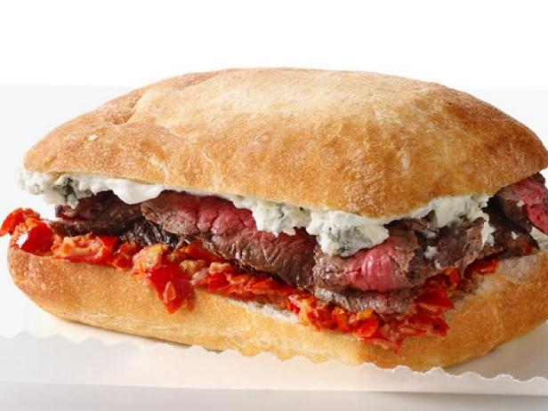 Фото Сэндвич со стейком, соусом из голубого сыра и перечным майонезом