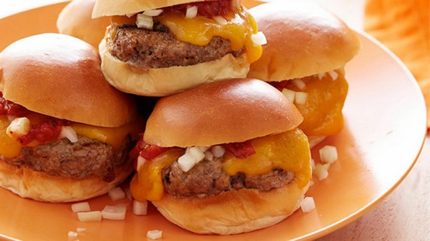 Фото Техасские мини-бургеры из говядины с чипотле и тёплым чесночным кетчупом