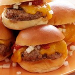 Техасские мини-бургеры из говядины с чипотле и тёплым чесночным кетчупом