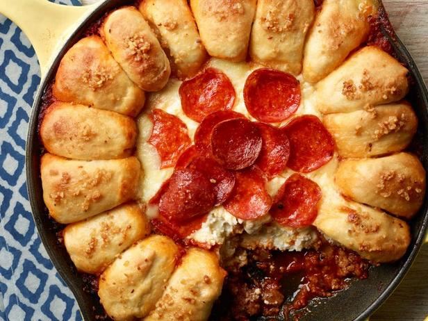 Фото Хлебное кольцо с дип-соусом «Пицца»