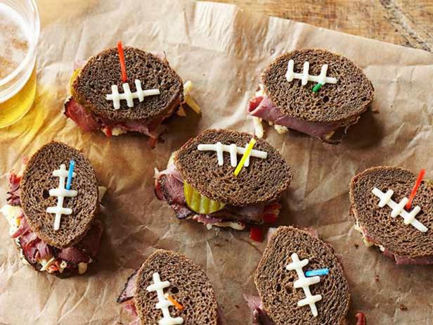 Фото Мини-сэндвичи с пастромой «Футбольные мячи»