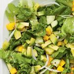Зелёный салат с манго и авокадо