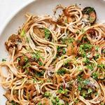 Спагетти с карамелизованным луком и грибами