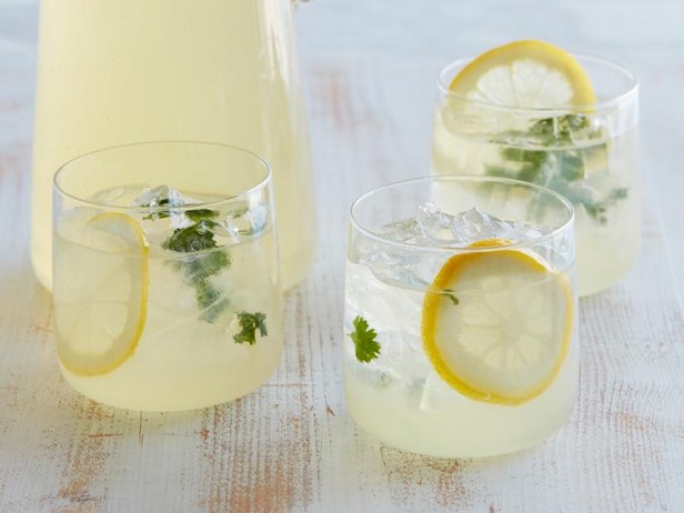 Фото Лимонная сангрия с кинзой