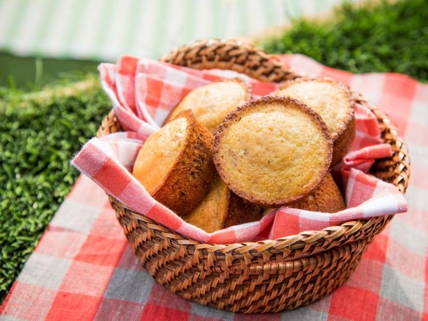 Фото Кукурузный хлеб с грецкими орехами и тимьяном