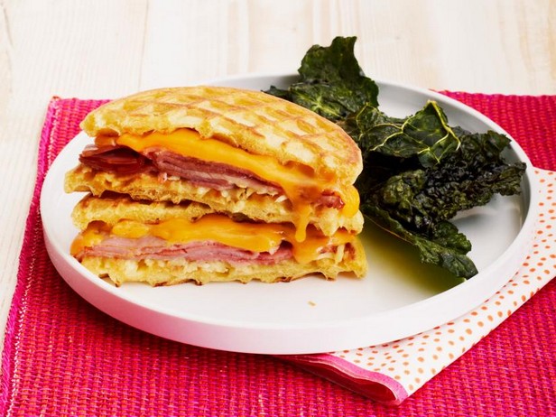 Как приготовить - Вафельные сэндвичи с ветчиной и сыром и чипсы из капусты кейл