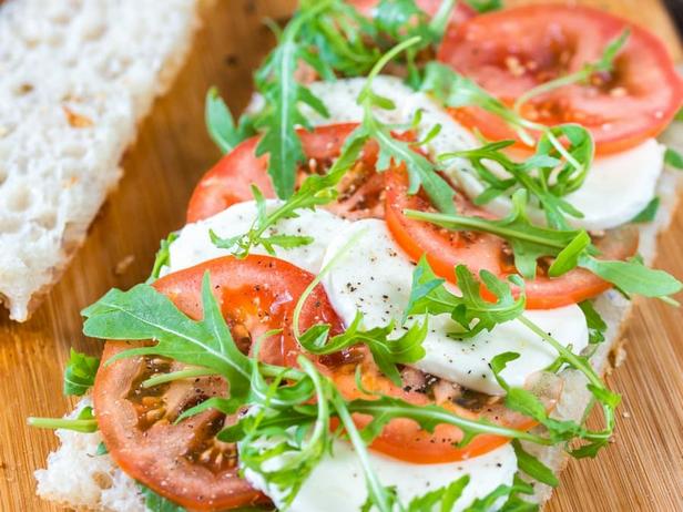 Фото Чайный сэндвич из фокаччи с оливками