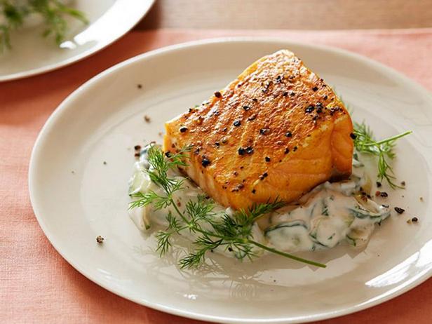 Фото Запечённый лосось с огуречным салатом