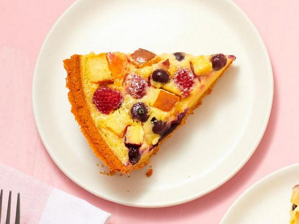 Фото Сметанный кремовый пирог с персиками и ягодами