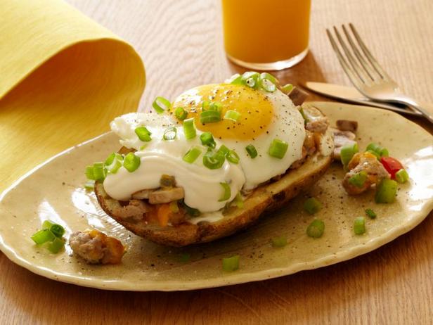 Фото Фаршированный картофель с яичницей