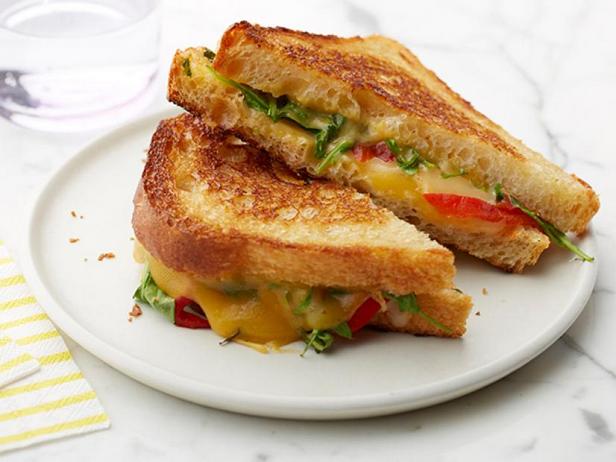 Как приготовить - Горячий сэндвич с копчёной гаудой и печёным сладким перцем