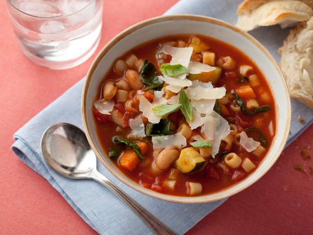 Суп минестроне с макаронами, фасолью и овощами