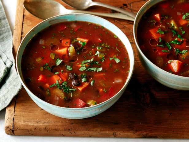 Веганский суп с чёрной фасолью и бататом
