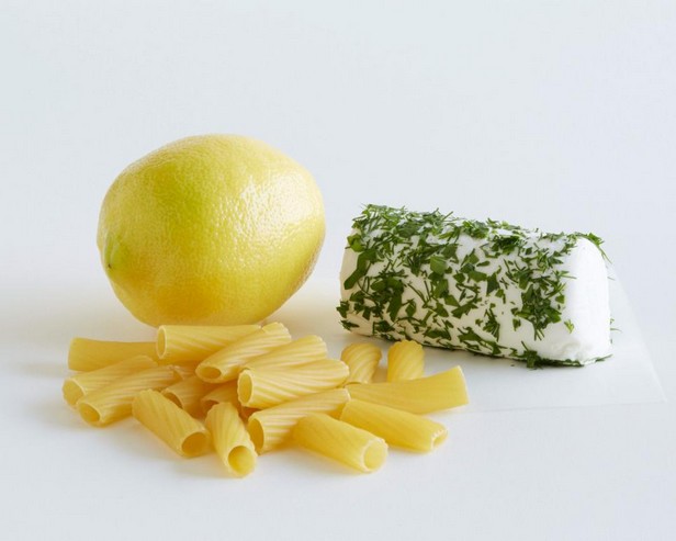 Ингредиенты: козий сыр с зеленью + лимон + паста ригатони