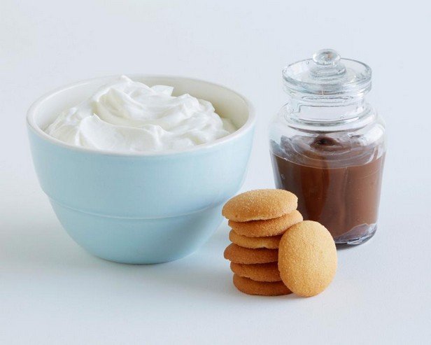 Ингредиенты: йогурт + шоколадно-ореховая паста + печенье