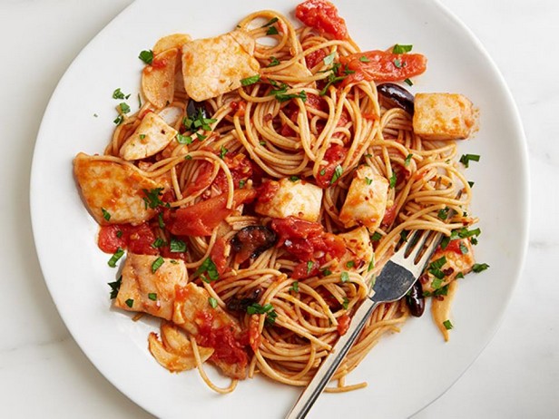 Острые спагетти с рыбой и оливками