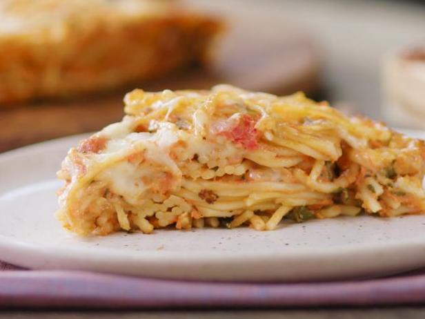 Как приготовить - Пирог из спагетти в томатном соусе с базиликом