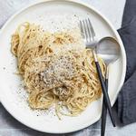 Классические спагетти с сыром и чёрным перцем (Качио-э-пепе)