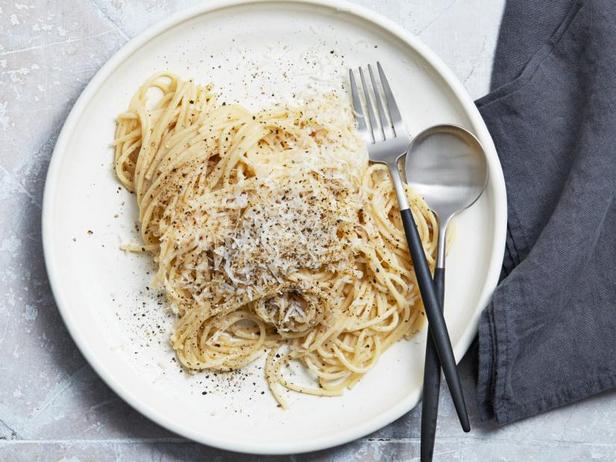 Как приготовить - Классические спагетти с сыром и чёрным перцем (Качио-э-пепе)