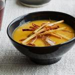 Суп-пюре из батата с хрустящей картофельной соломкой и луком-пореем