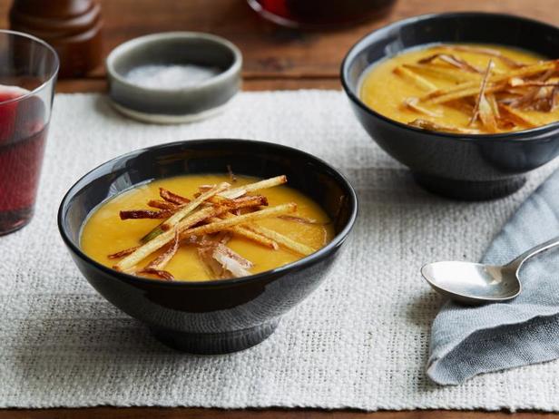 Фото Суп-пюре из батата с хрустящей картофельной соломкой и луком-пореем