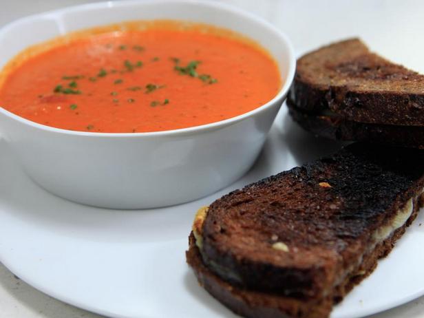 Как приготовить - Томатный суп и горячий сэндвич с сыром