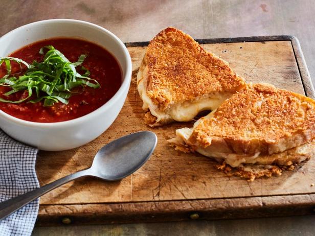 Как приготовить - Томатный суп на одну порцию и жареный сэндвич с пармезаном