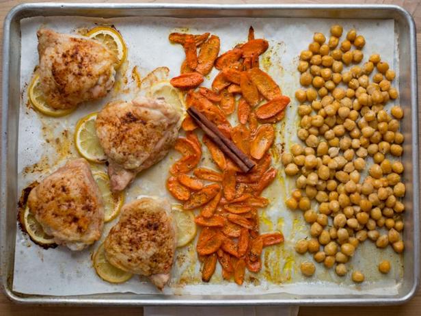 Как приготовить - Пряная лимонная курица с нутом и морковью на одном противне