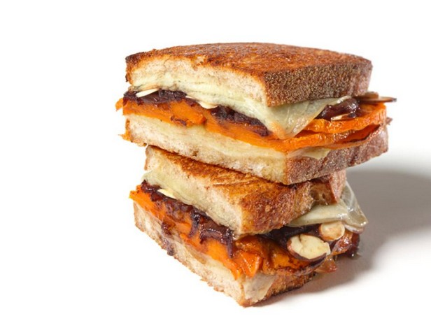Горячий сэндвич с тыквой, луком и сыром манчего
