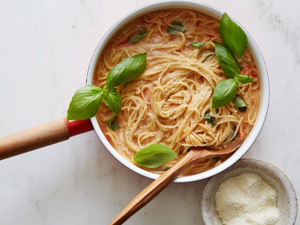 Спагетти в свежем томатном соусе