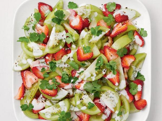 Как приготовить - Салат из зелёных помидоров и клубники