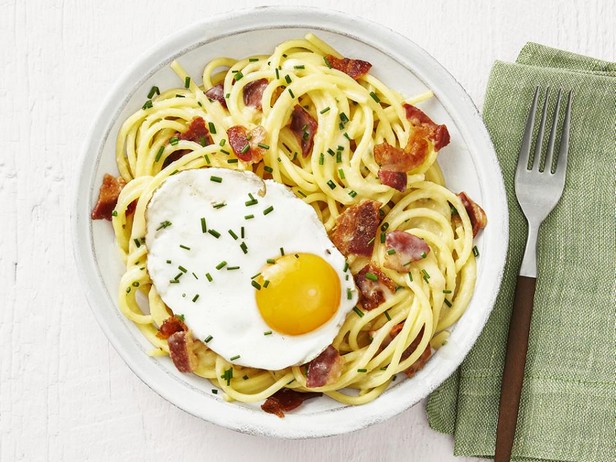 Спагетти с беконом и яичницей