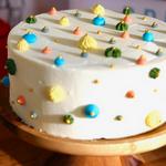 Торт с разноцветной посыпкой