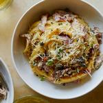 Спагетти «Карбонара» с пастромой и посыпкой из мака и кунжута