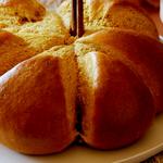 Тыквенный хлеб в форме тыквы