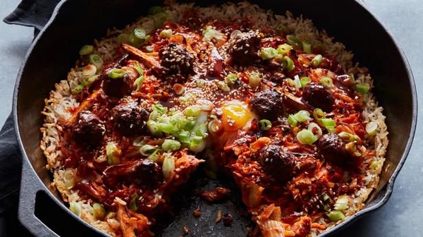 Как приготовить - Хрустящий жареный рис с пастой кочхуджан, говядиной и кимчи