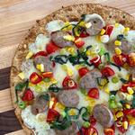 Летняя пицца с кукурузой, томатами и колбасой
