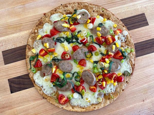 Как приготовить - Летняя пицца с кукурузой, томатами и колбасой