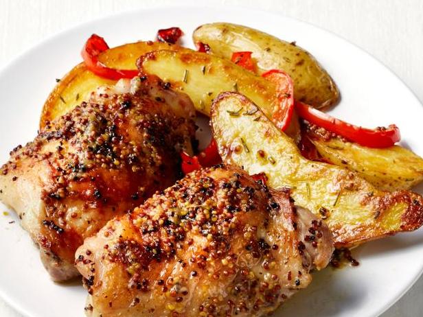Фото Куриные бёдра в горчичном соусе и картошка с розмарином в духовке
