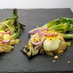 Салат романо на гриле с печёными грушами, сыром Таледжо и лесными орехами
