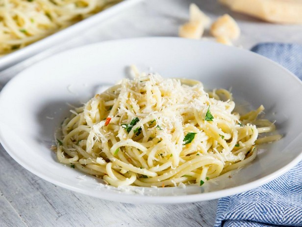 Спагетти с маслом и чесноком («алио и олио»)