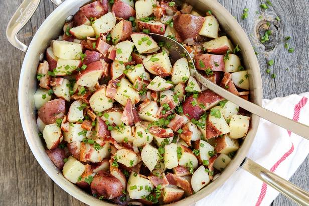 Фото Тёплый картофельный салат с эстрагоном и беконом