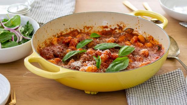 Как приготовить - Курица с ньокки в томатном соусе с базиликом в одной сковороде